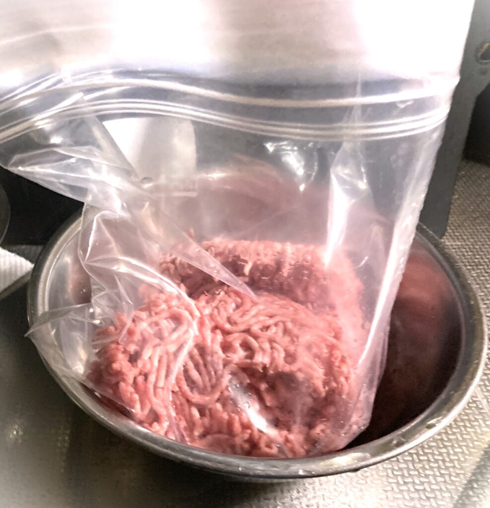 食品用ビニールバッグに入れたひき肉（ハンバーグのタネ）の画像